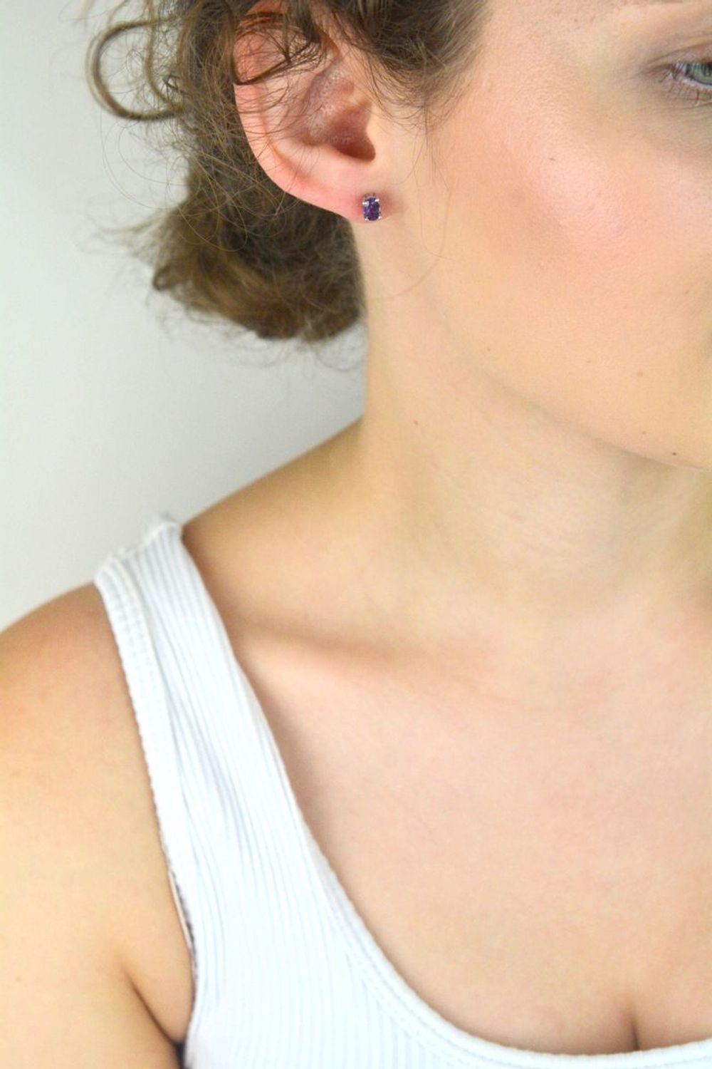 Kolczyki srebrne próby 925 z naturalnym ametystem. Model K 1169 – delikatne, klasyczne, 6x4 mm, zapięcie na sztyft. Elegancja i duchowa harmonia w jednym.1.jpg